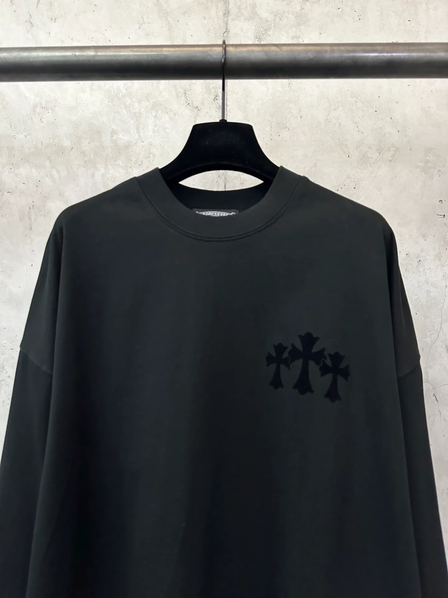 P300 Chrome Hearts 25ss flocked logo letter round neck long-sleeved T-shirt. Fabric is high-definition, super heavyweight cotton, double yarn compact Xinjiang cotton. Weight: 320 grams. Clean cloth surface. Clear cloth texture. Tight feel. Stiff. High color fastness. No deformation. No discoloration. Customized hardware. Thread. Accessories. Alignment. Same style for men and women. -Color: Black White -Size: XS S M L